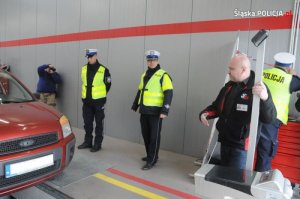 kontrola samochodu w stacji kontroli pojazdów z odziałem policjantów