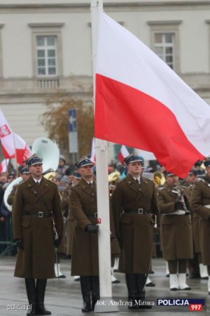 uroczystości przed Grobem Nieznanego Żołnierza z okazji Dnia Niepodległości flaga państwowa jest podnoszona na maszt w tle żołnierze