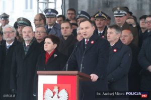 uroczystości przed Grobem Nieznanego Żołnierza przemawia prezydent RP Andrzej Duda w tle zaproszeni goście