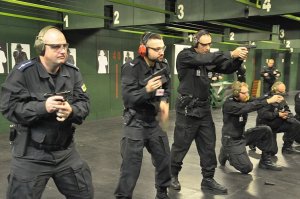 Kandydaci na instruktorów strzelań policyjnych kształcą się w słupskiej Szkole Policji