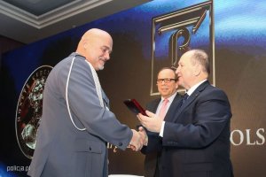 mł. insp. Bogdan Krzyszczak odbiera medal