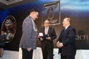 st. asp. Marcin Szymański odbiera medal