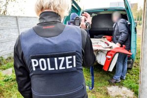 niemiecka policjantka filmuje zabezpieczone części samochodowe