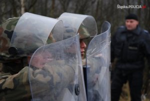 nstruktorzy z katowickiego oddziału prewencji przeprowadzili ostatnie w tym roku szkolenie żołnierzy 6 Brygady Powietrznodesantowej w Gliwicach