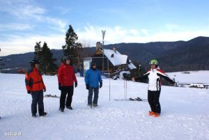 policjanci na stoku narciarskim w trakcie szkolenia