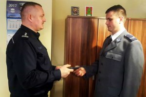 insp. Jarosław Janiak nagradza policjanta