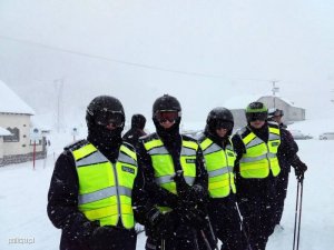 czterech polskich policjantów podczas służby patrolowej