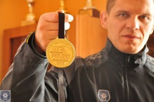kom. Damian Bartnicki trzyma zdobyty medal