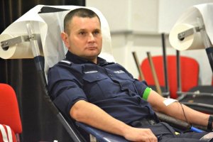 pilscy policjanci podczas oddawania krwi