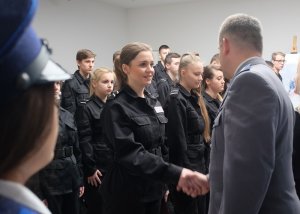 kom. Krzysztof Musielak wita sie z uczennica klasy mundurowej
