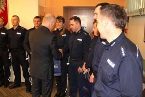 burmistrz dzielnicy Wola gratuluje policjantom