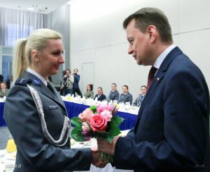 minister Mariusz Błaszczak składa życzenia policjantce