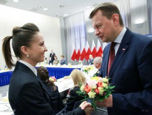 minister Mariusz Błaszczak składa życzenia policjantce