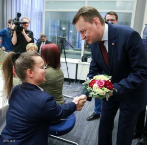 minister Mariusz Błaszczak składa życzenia kobiecie