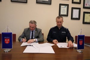 Komendant Powiatowy Policji w Brzegu i Burmistrz Brzegu podpisują porozumienie siedząc przy stole