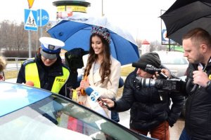Miss Polski i policjantka rozmawiają z kierowcą