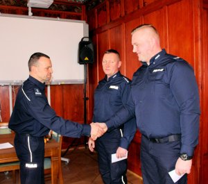 mł. insp. Jacek Cegieła gratuluje policjantom