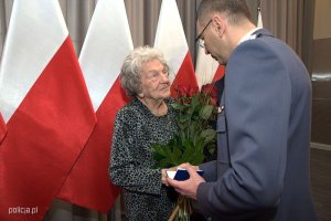 uroczystość odznaczenia Marii Czernek Złotym Medalem za Zasługi dla Policji