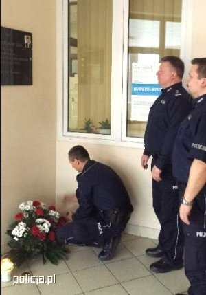 złożenie kwiatów pod tablicą upamiętniającą bohaterską śmierć podkomisarza Mirosława Żaka