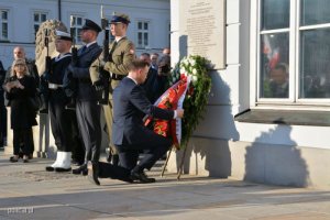Uroczystości przed Pałacem Prezydenckim oraz złożenie kwiatów pod Tablicą upamiętniającą Prezydenta Lecha Kaczyńskiego