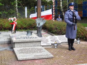 Obchody 77. rocznicy Zbrodni Katyńskiej przed Grobem Policjanta Polskiego w Katowicach