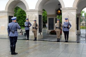 uroczysta zmiana Posterunku Honorowego przed Grobem Nieznanego Żołnierza z udziałem pododdziału reprezentującego Policję