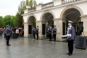 uroczysta zmiana Posterunku Honorowego przed Grobem Nieznanego Żołnierza z udziałem pododdziału reprezentującego Policję