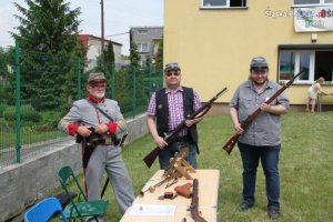 dzielnicowy z Wojkowic podczas zawodów strzeleckich