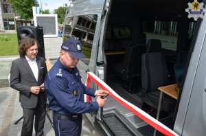 Uroczyste przekazanie mobilnego centrum monitoringu sopockim policjantom