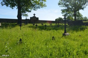 funkcjonariusze porządkowali cmentarze wojenne z okresu I wojny światowej