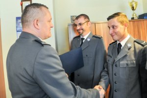 Komendant Wojewódzki Policji w Gorzowie Wlkp., insp. Jarosław Janiak wręcza podziękowania policjantom