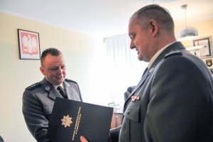 Komendant Wojewódzki Policji w Gorzowie Wlkp., insp. Jarosław Janiak wręcza podziękowania policjantom