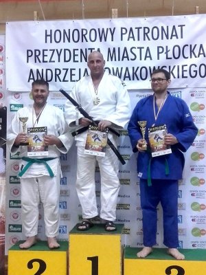 Mł. asp. Krzysztof Wiśniewski na podium zawodów z dwoma innymi zawodnikami