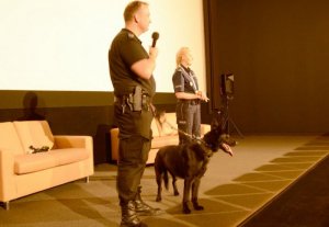 policjant i policjantka z psem na scenie