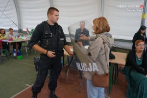 policjant rozmawia z kobietą