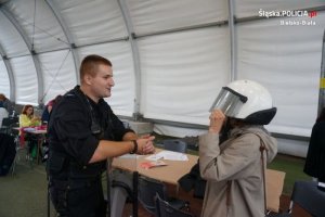 policjant rozmawia  z kobietą
