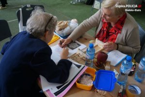 dwie starsze kobiety przy stole podczas zajęc