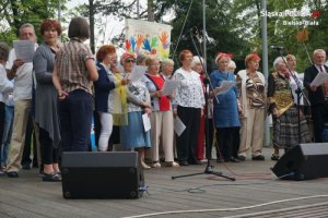 seniorzy śpiewają na scenie