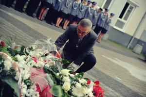 na gorzowskim Cmentarzu Komunalnym policjanci zapalili znicze i złożyli kwiaty upamiętniając pomordowanych wiosną 1940 roku policjantów
