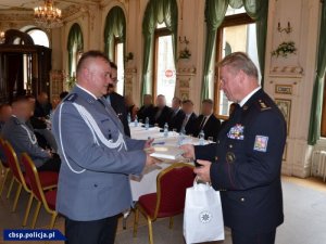 Komendant Wojewódzki Policji w Libercu wręcza medal