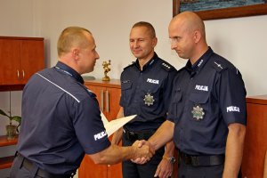 mł. insp. Rafał Pawłowski gratuluje policjantom