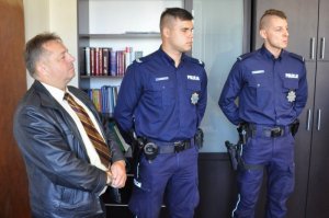 spotkanie w Komendzie Miejskiej Policji w Bydgoszczy - mężczyzna podziękował dwóm policjantom za uratowanie życia jego 80-letniej schorowanej mamie