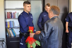 spotkanie w Komendzie Miejskiej Policji w Bydgoszczy - mężczyzna podziękował dwóm policjantom za uratowanie życia jego 80-letniej schorowanej mamie