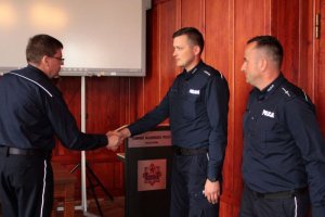 insp. Jacek Cegieła i dwóch policjantów