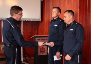 insp. Jacek Cegieła i dwóch policjantów