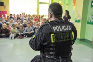 Policjanci oddziałów prewencji u przedszkolaków