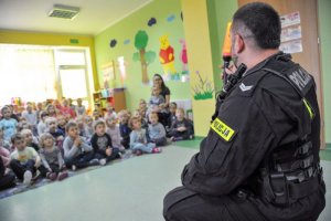 Policjanci oddziałów prewencji u przedszkolaków