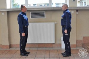 Komendant Szkoły Policji insp. dr Rafał Kochańczyk przyjmuje meldunek od policjanta