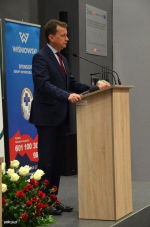 minister Mariusz Błaszczak przemawia podczas konferencji
