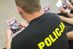 policjanci czytają broszury